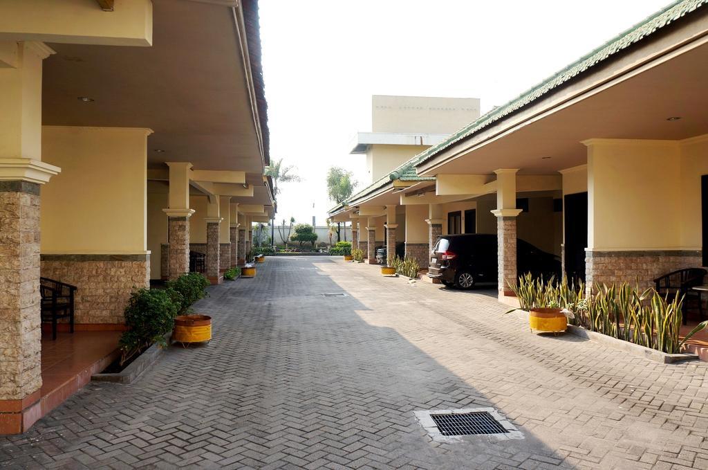 Adisurya Hotel Kediri  Extérieur photo